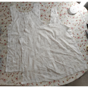 Historisches Unterhemd mit schmalen Biesen - Schnitt