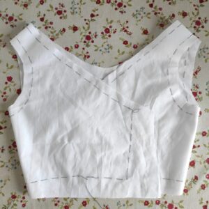 Vintage BH selber nähen - Schnittmuster aus Stoff ausschneiden