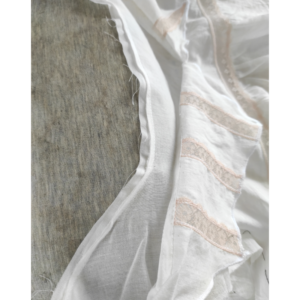 Rückenausschnitt mit angenähtem Stoffstreifen versäubern