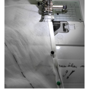 Damen Unterhemd nähen um 1900 - Rückenausschnitt mit angenähtem Stoffstreifen versäubern