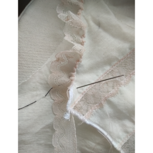 Damen Unterhemd nähen um 1900 - Spitze am Rand vom Aufschlag per Hand annähen