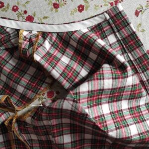 Historische Bluse für den Alltag nähen - Schrägband umklappen und von außen nochmals absteppen