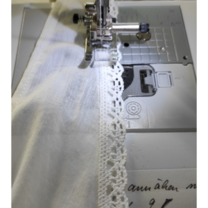 Historisches Unterhemd mit schmalen Biesen - Spitze an Ausschnitt und Armausschnitt nähen