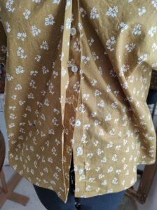 zusammen genähte Bluse