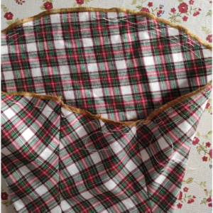 Ärmel zusammennähen und mit dem größten Stich der Nähmaschine 2 parallele Linien oben nähen