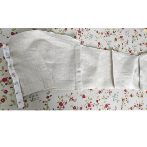 Bustier nähen ohne Schnittmuster - Haken und Ösenband mit Stecknadeln befestigen