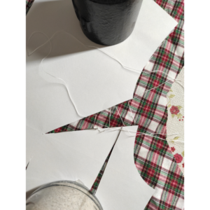 Historische Bluse für den Alltag nähen - Abnäher mit Leiterstich versehen