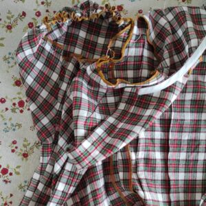 Ärmel in Armloch heften, hintere Seitennaht muss mit Seitennaht vom Oberteil übereinstimmen