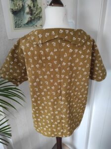 Rückseite der Bluse mit fertig angenähtem Kragen