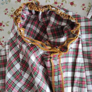 Historische Bluse für den Alltag nähen - Ärmel in Armloch nähen