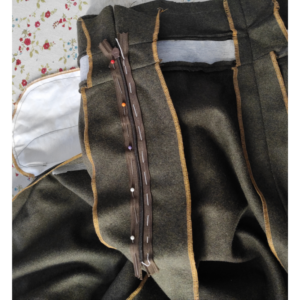 5-Bahnen-Rock Edwardianisch Nähanleitung - Reißverschluss erst auf Nahtzugabe stecken, dann heften mit Zwirn