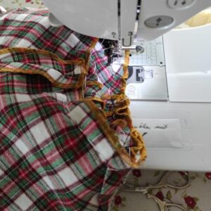 Historische Bluse für den Alltag nähen - Ärmel in Armloch nähen