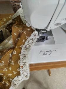 Spitze an Kragen nähen