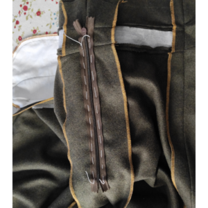 5-Bahnen-Rock Edwardianisch Nähanleitung - Reißverschluss erst auf Nahtzugabe stecken, dann heften mit Zwirn