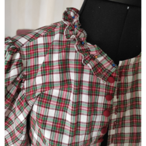 Historische Bluse für den Alltag nähen - Rüsche an Ausschnitt nähen