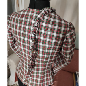 Historische Bluse für den Alltag nähen - Rüsche an Ausschnitt nähen