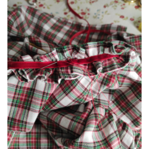 Samtband von Hand an Rüsche annähen