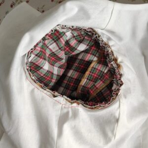 versäubern der offenen Kanten beim Ärmel mit Schrägband