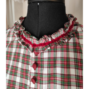 fertiger Ausschnitt mit Rüsche und rotem Samtband von vorn