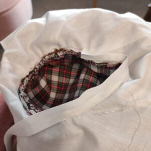 versäubern der offenen Kanten beim Ärmel mit Schrägband