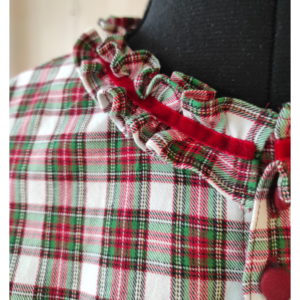 fertiger Ausschnitt mit Rüsche und Samtband