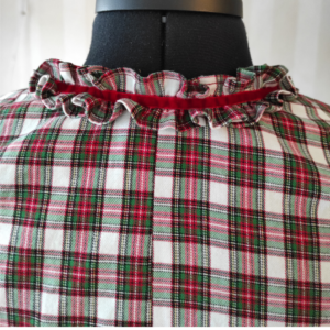 Ausschnitt mit Rüsche und Samtband