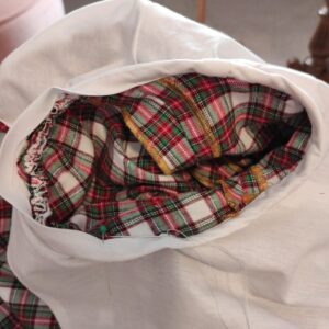 versäubern der offenen Kanten beim Ärmel mit Schrägband