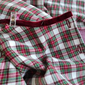 Samtband an Ausschnitt nähen