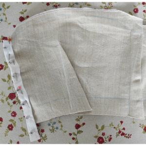 Bustier nähen ohne Schnittmuster - Haken und Ösenband mit Stecknadeln befestigen
