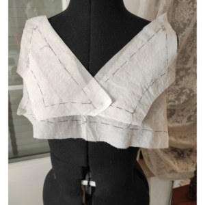 Damen Unterhemd nähen um 1900 - Miederteil und Aufschlag aus Stoff ausgeschnitten