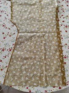 Seitennaht mit Overlock versäubern und Knopfleiste umbügeln - Bluse mit Kimonoärmel