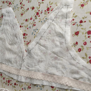 Damen Unterhemd nähen um 1900 - Spitze an Miederteil nähen