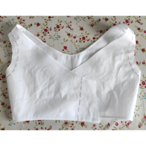 Vintage BH selber nähen - Ausschnitt und Bund sind fertig umsäumt