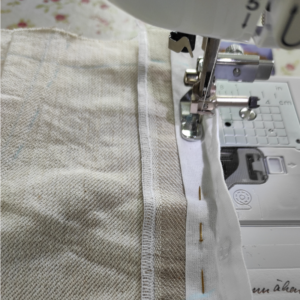 Bustier nähen ohne Schnittmuster - Haken und Ösenband vorn annähen