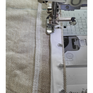 Bustier nähen ohne Schnittmuster - Haken und Ösenband vorn annähen