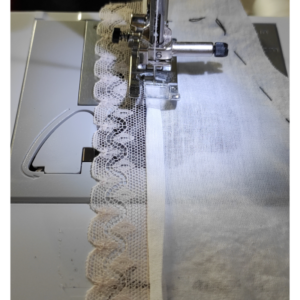 Damen Unterhemd nähen um 1900 - Nahtzugabe zweimal umschlagen und festnähen