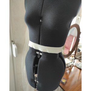 5-Bahnen-Rock Edwardianisch Nähanleitung - Rockbund an Schneiderpuppe testen