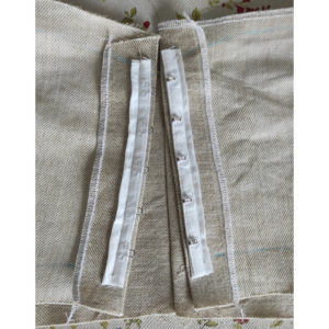 Bustier nähen ohne Schnittmuster - fertig angenähtes Haken und Ösenband