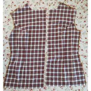 Historische Bluse für den Alltag nähen - Vorderteil versäubern mit Overlock