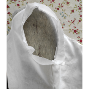 Vintage BH selber nähen - Streifen aus gleichem Stoff an Armausschnitt nähen zum versäubern