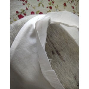 Vintage BH selber nähen - Streifen aus gleichem Stoff an Armausschnitt nähen zum versäubern