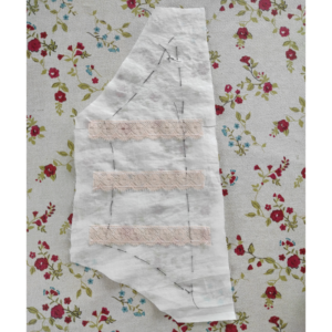 Damen Unterhemd nähen um 1900 - Spitze auf Aufschlag legen und von rechts festnähen