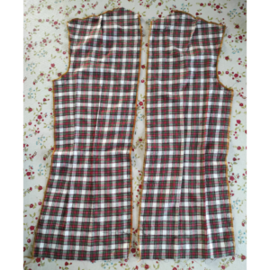 Historische Bluse für den Alltag nähen - Rückenteil versäubert