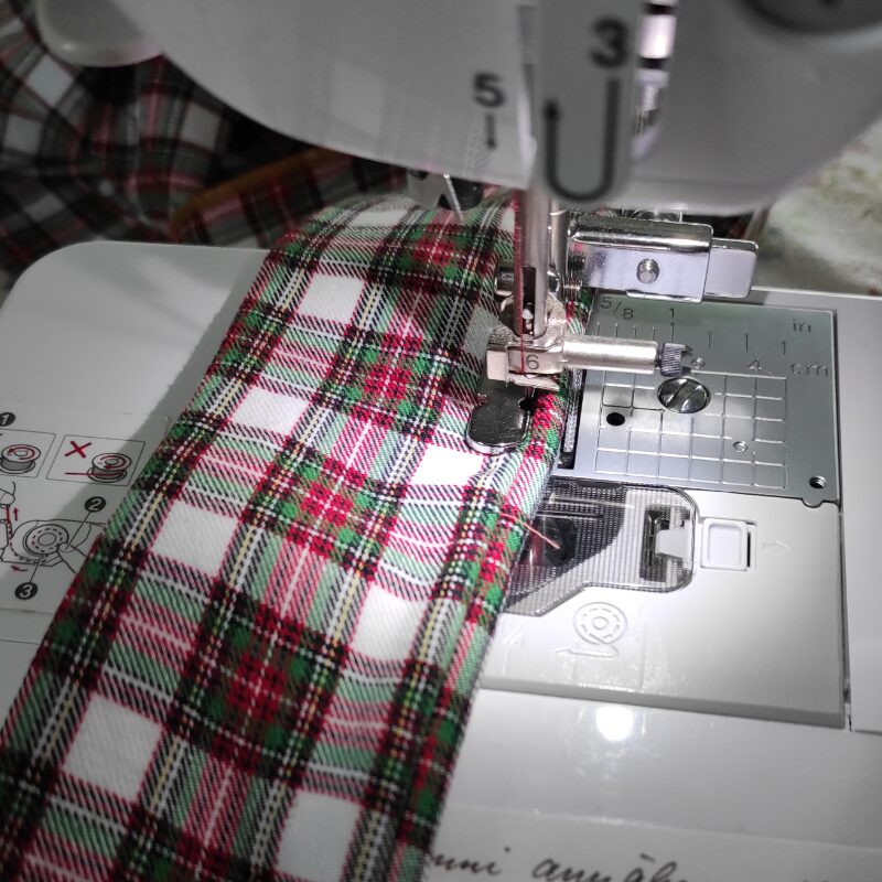 Kordel in Rockbund nähen