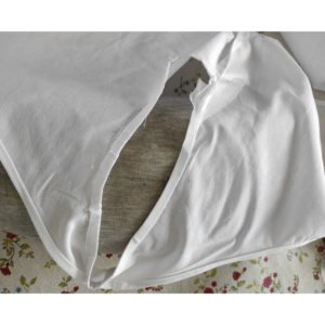 Vintage BH selber nähen - Stoffstreifen am Armausschnitt umbügeln