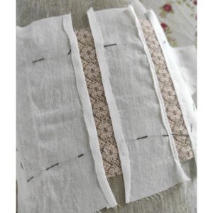 Damen Unterhemd nähen um 1900 - Nahtzugabe bei Spitze auseinander bügeln