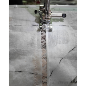 Damen Unterhemd nähen um 1900 - Nahtzugabe bei Spitze zweimal umschlagen und festnähen