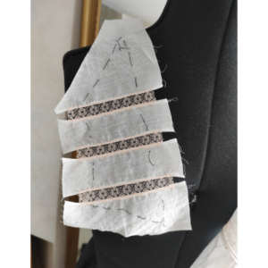 Damen Unterhemd nähen um 1900 - Spitze auf Aufschlag fertig genäht