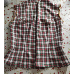 Historische Bluse für den Alltag nähen - Vorder- und Rückenteil an Seiten und Schultern zusammennähen