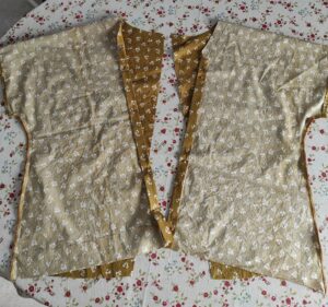 beide Seitenhälften der Bluse mit umgebügelter Knopfleiste - Bluse mit Kimonoärmel